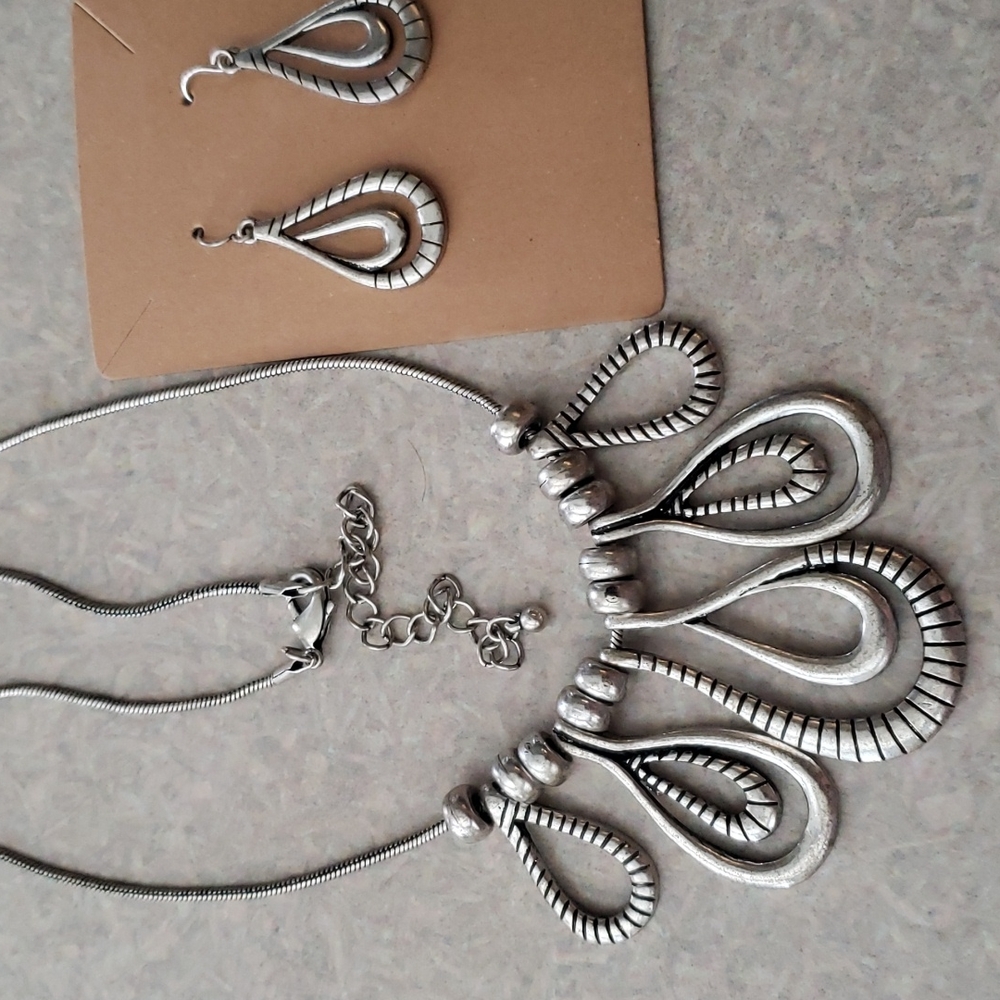 Abstract necklace and earring set